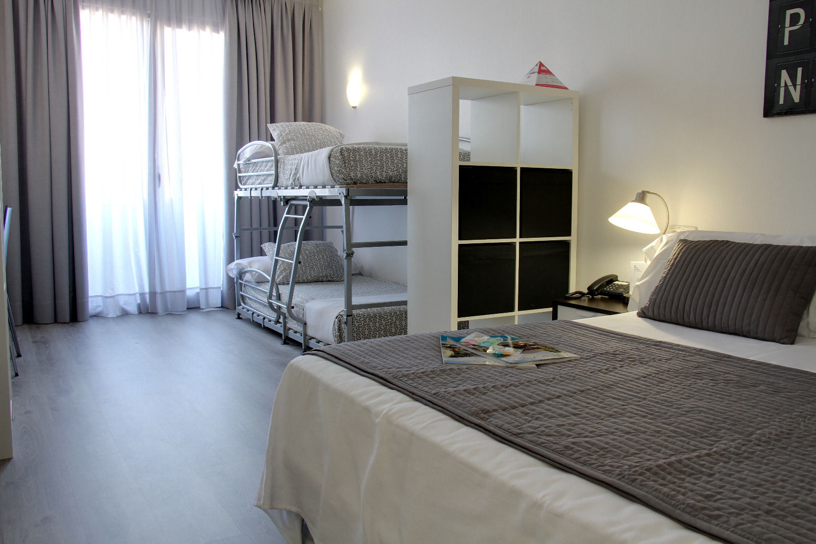 Aparthotel Atenea Calabria Barcelona Room photo